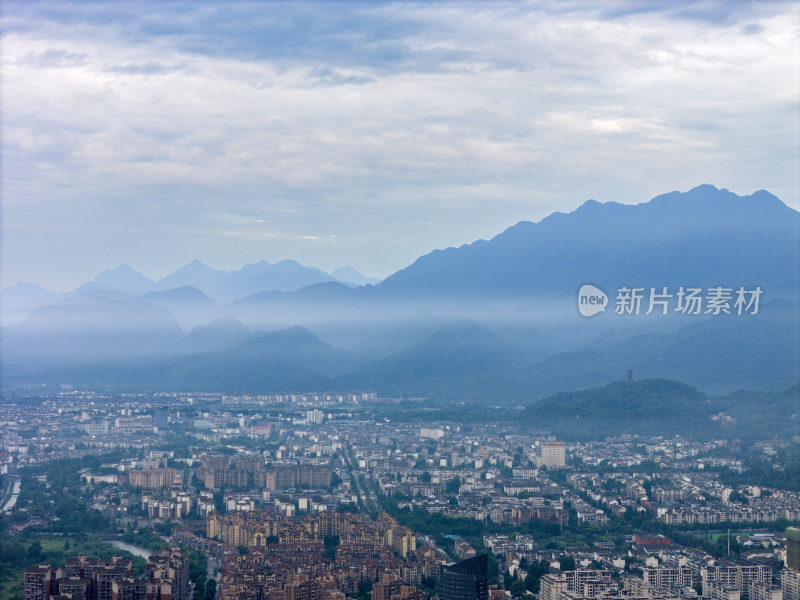 早晨烟雾缭绕的都江堰城区和群山