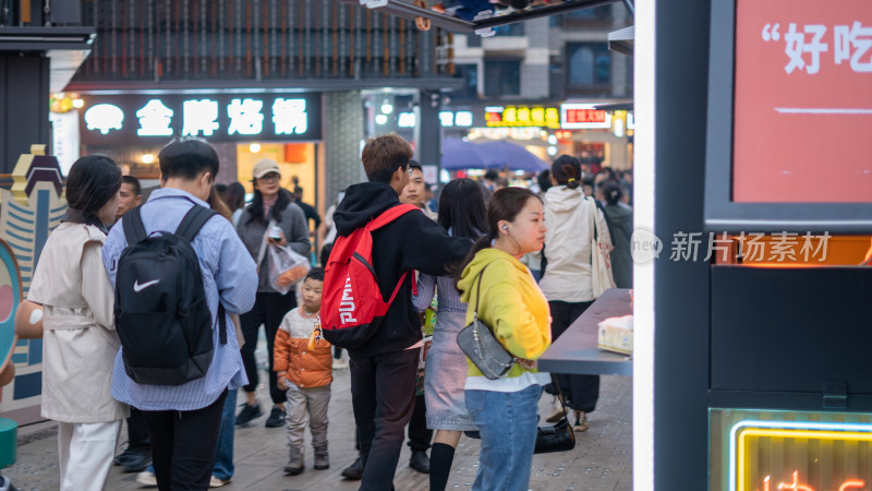 五一假期贵阳街道上的美食与游客们