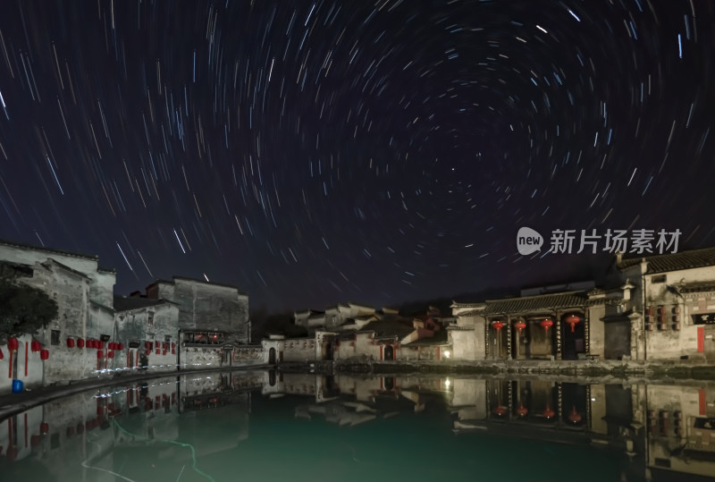 古村落夜景星空轨迹的美丽景象