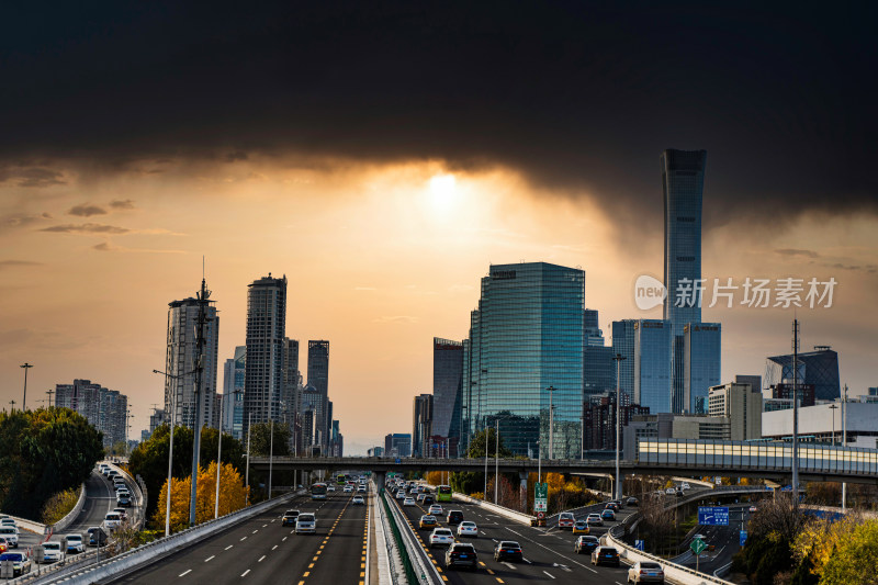 阴天乌云北京CBD建筑车流马路