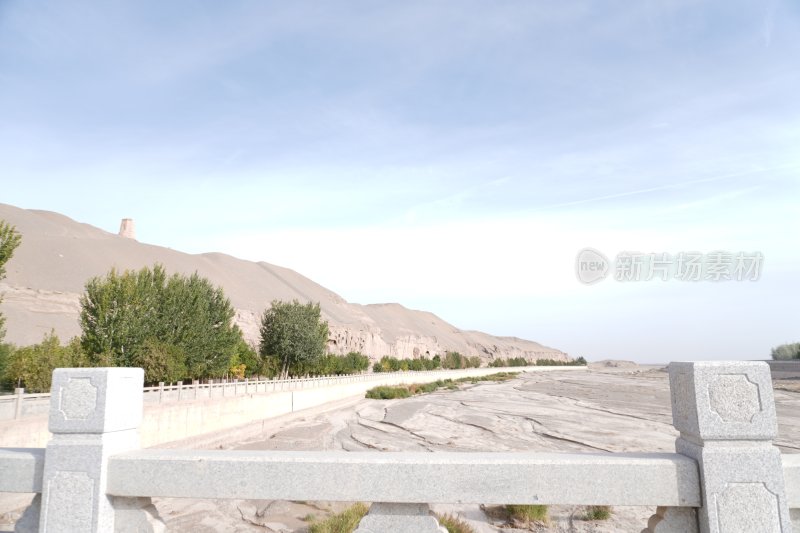 敦煌沙漠旁的景观古迹