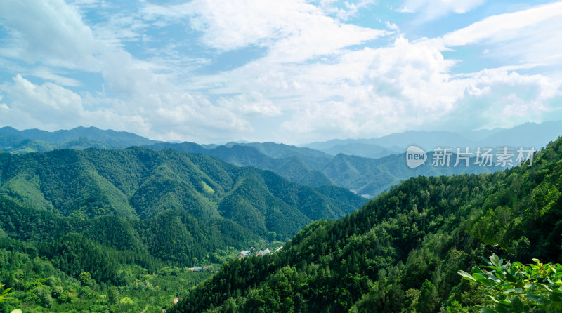 陕西秦岭辋川溶洞景区青山连绵蓝天白云风景