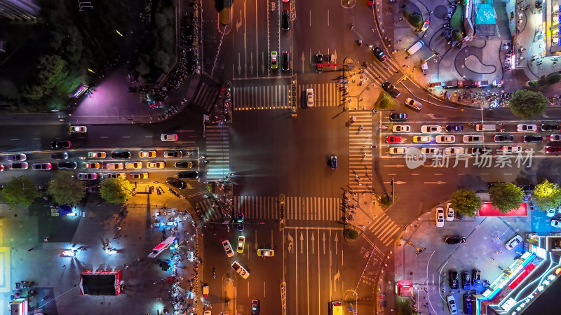 俯拍城市夜景交通车辆行驶航拍图