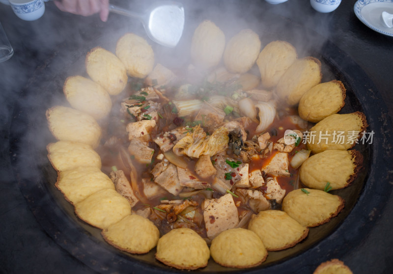 铁锅炖鱼贴饼子