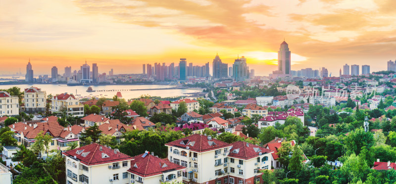 山东青岛小鱼山俯瞰栈桥夕阳城市风景