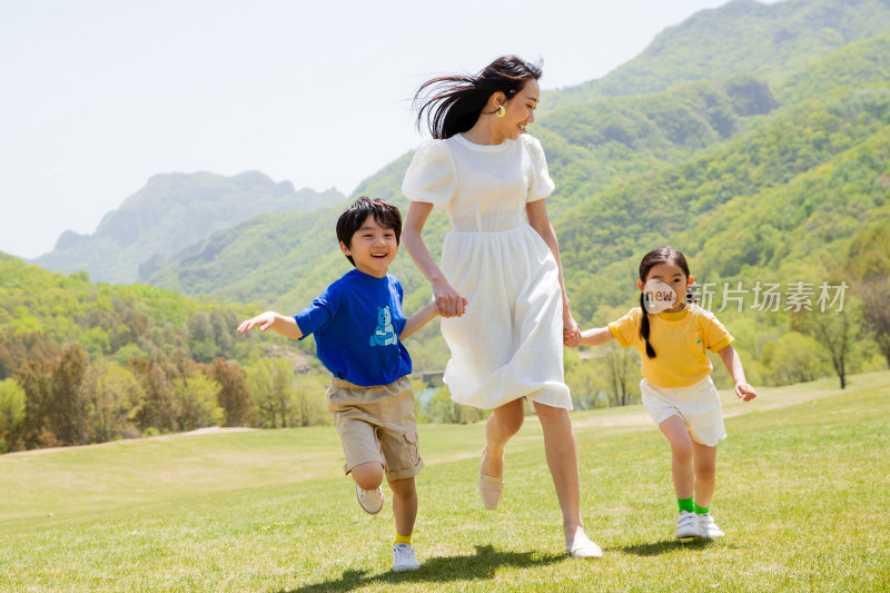 年轻妈妈带着孩子们郊游