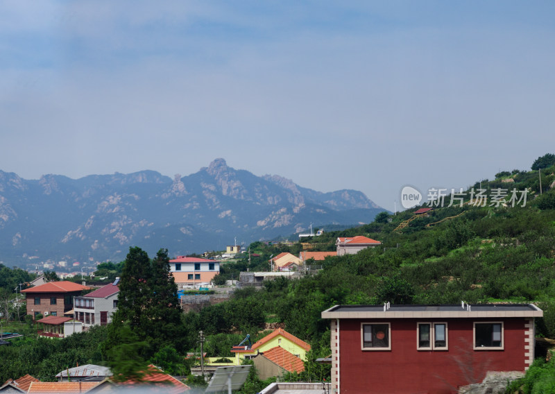 青岛崂山北九水附近的村落，后边是山峰