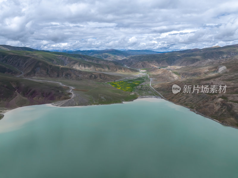 西藏阿里地区浪措绿色湖泊高空航拍