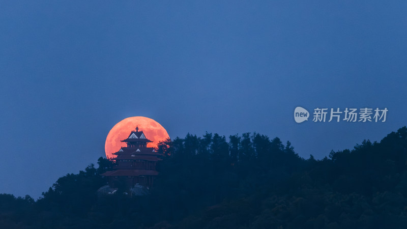 武汉楚天台古建筑上空的红色满月夜景