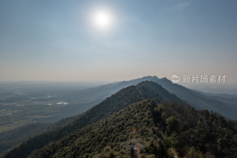 阳光照耀下的连绵山脉自然风光