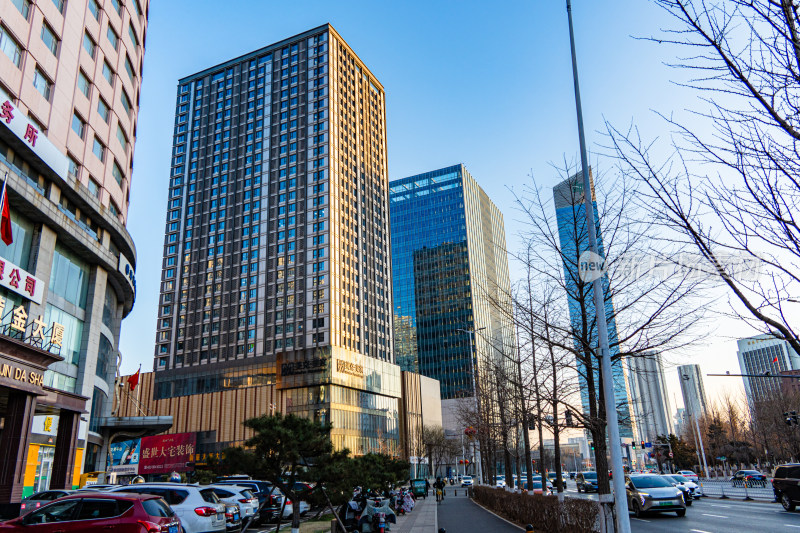 沈阳北站建筑群城市街道车辆穿行的繁忙景象