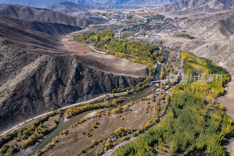 新疆阿勒可可托海秋色山谷河道秋景航拍