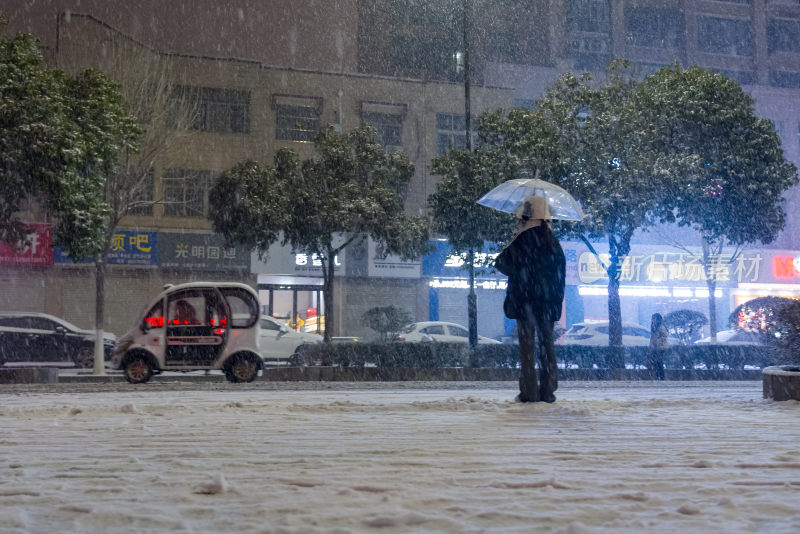 冬天下雪寒冷降温城市出行生活