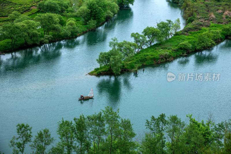 河上小船与周边绿意景观