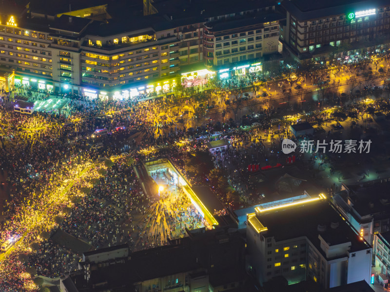 航拍西安钟楼跨年人山人海夜景