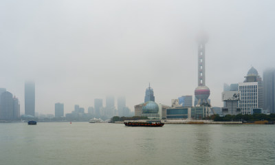 秋天雨雾中的上海外滩