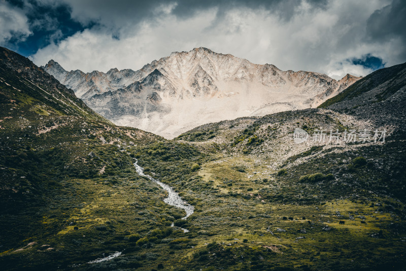 格聂崇山峻岭自然风光