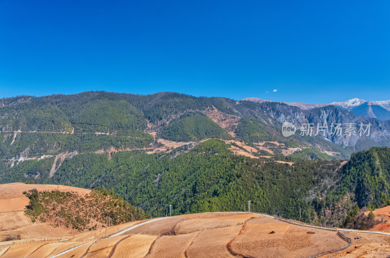 去往云南迪庆香格里拉路上乡村山地田园风光