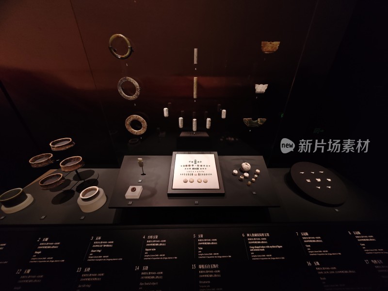 博物馆内古代玉器陈列展示