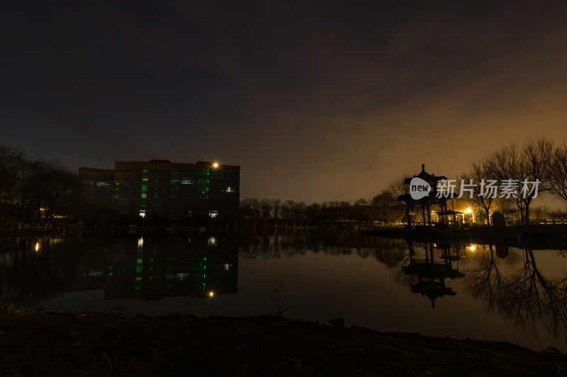 夜晚湖边建筑与亭子倒影景观