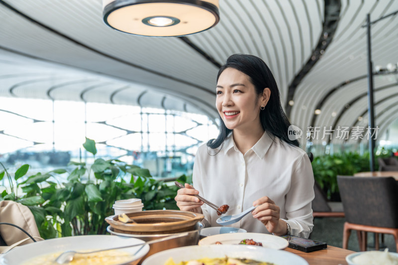 商务女士用餐