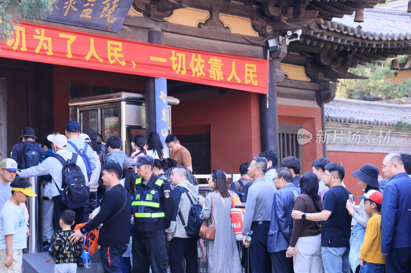 山西大同华严寺爆满各地游客人山人海的盛景