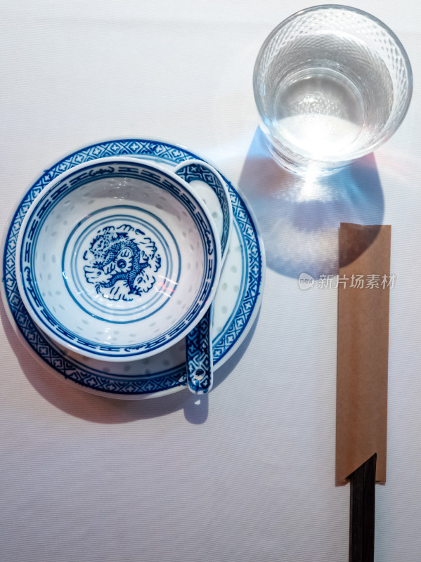 新派中式餐厅的优雅餐桌布置