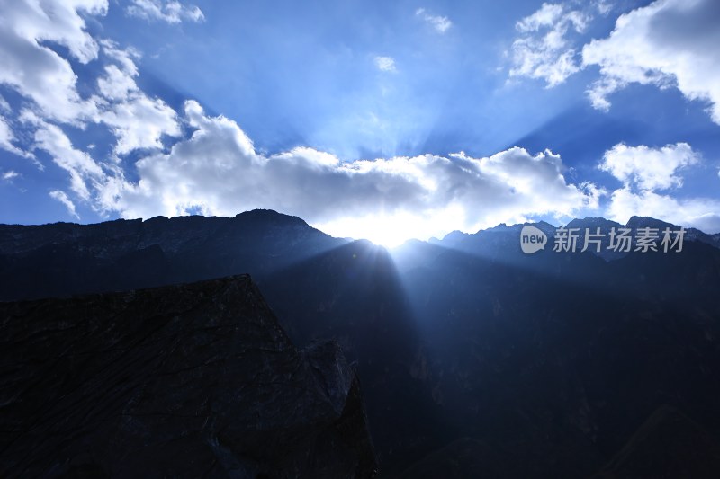 山间日出阳光穿透云层