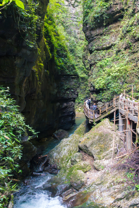 峡谷溪流与栈道