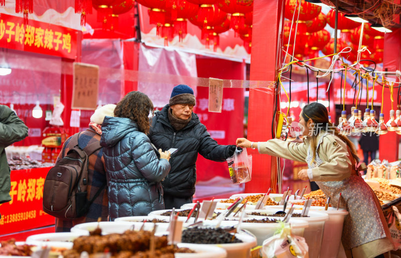 年货节活动 集市上选购商品