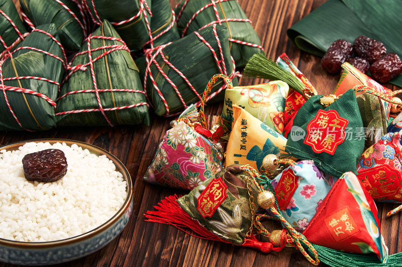 端午节传统美食粽子和香包