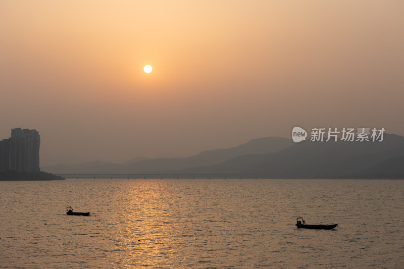 杭州钱塘江上日落小船风景