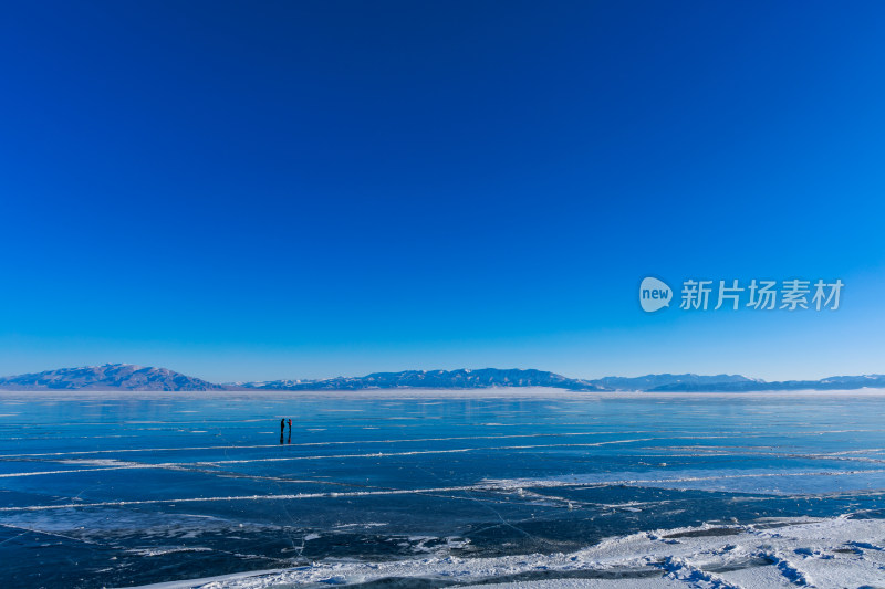 新疆冬季赛里木湖雪景雪山冰湖蓝冰日照金山