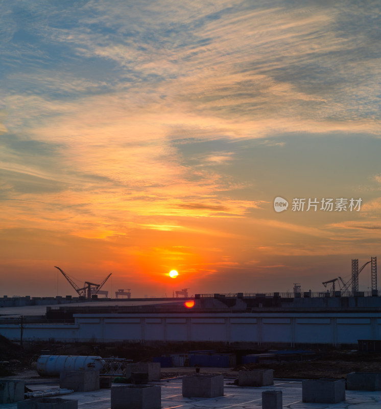 青岛凤凰岛地铁站口，夕阳下的重工业基地