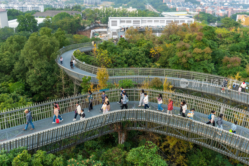 福州福道行人漫步山林间环形步道