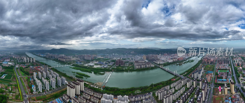 雨后云层下的城市建筑航拍全景图