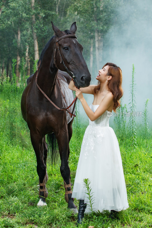 穿婚纱的青年女人牵着马