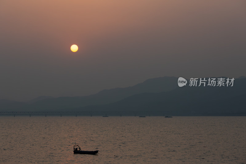 杭州钱塘江上日落小船风景