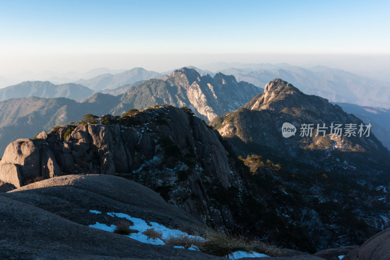 冬天安徽黄山鳌鱼峰景点晨曦