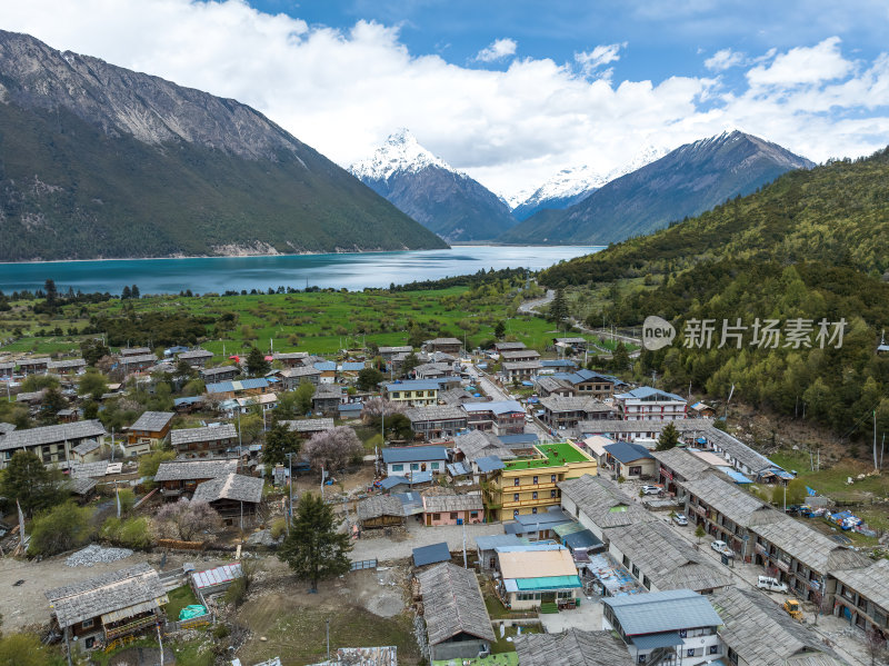 西藏林芝地区巴松错村庄神湖春色高空航拍