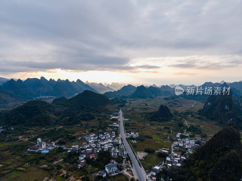 广西喀斯特地貌日出彩霞