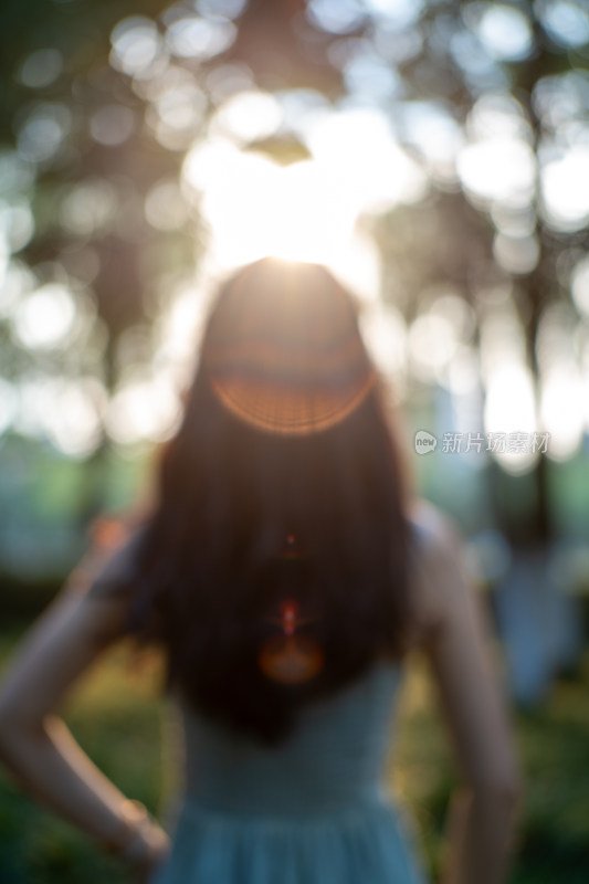 在太阳余晖下的美丽长发女人