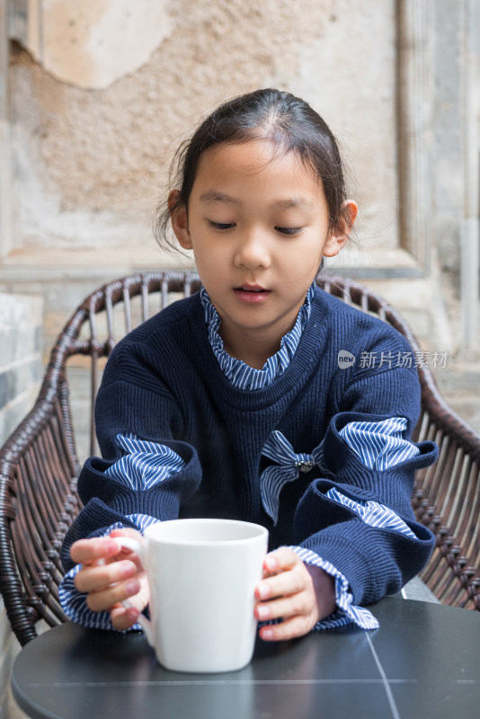 坐在中式四合院里喝水的中国女孩