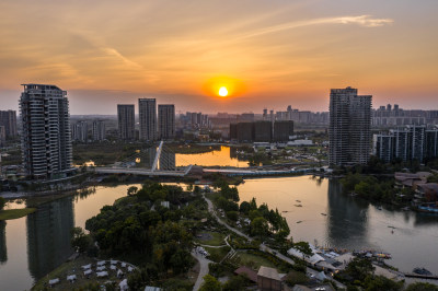 成都富人区麓湖的日落航拍风光全景图