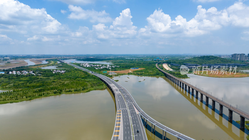 武汉城市中跨河桥梁与周边环境的航拍景象