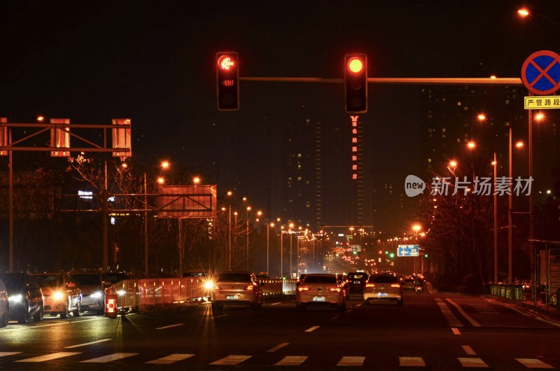 夜晚城市道路红绿灯下的车流