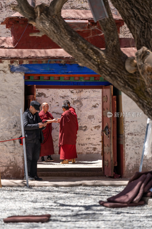 西藏拉萨色拉寺辩经修行僧侣的日常