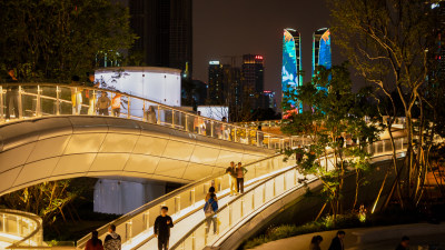 成都交子公园跨越锦江的莲叶景观桥夜晚市民