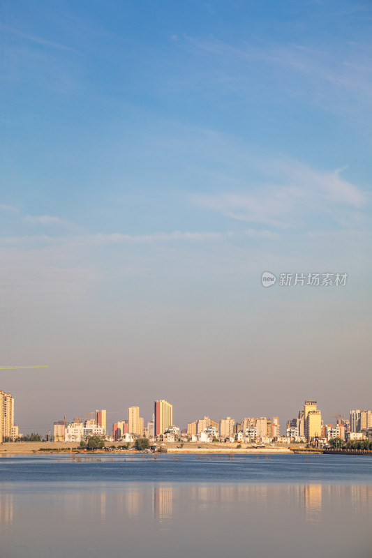 山东济宁邹城孟子湖城市建筑倒影景观