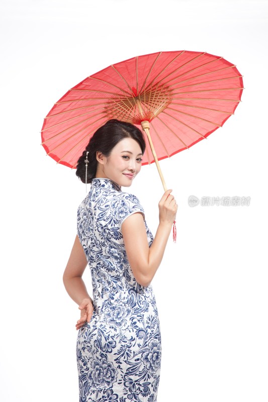 棚拍身穿中国传统服装的年轻女人和伞